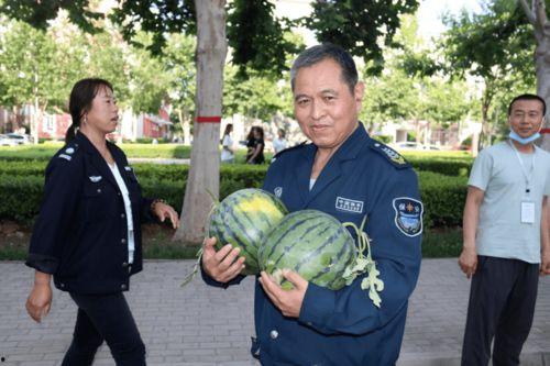 煤师院孩子吃瓜,瓜果飘香校园生活