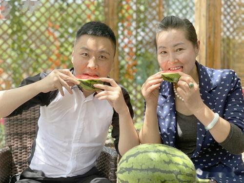 妞妞吃瓜很甜,甜蜜滋味，揭秘瓜果的秘密