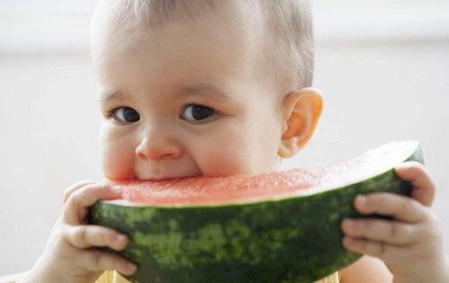 看看宝宝如何吃瓜,轻松解锁夏日美味