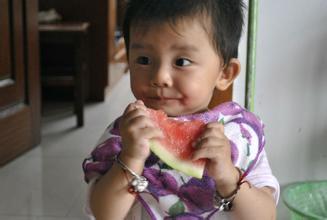 小孩吃苹果瓜发烧,警惕水果安全与儿童健康